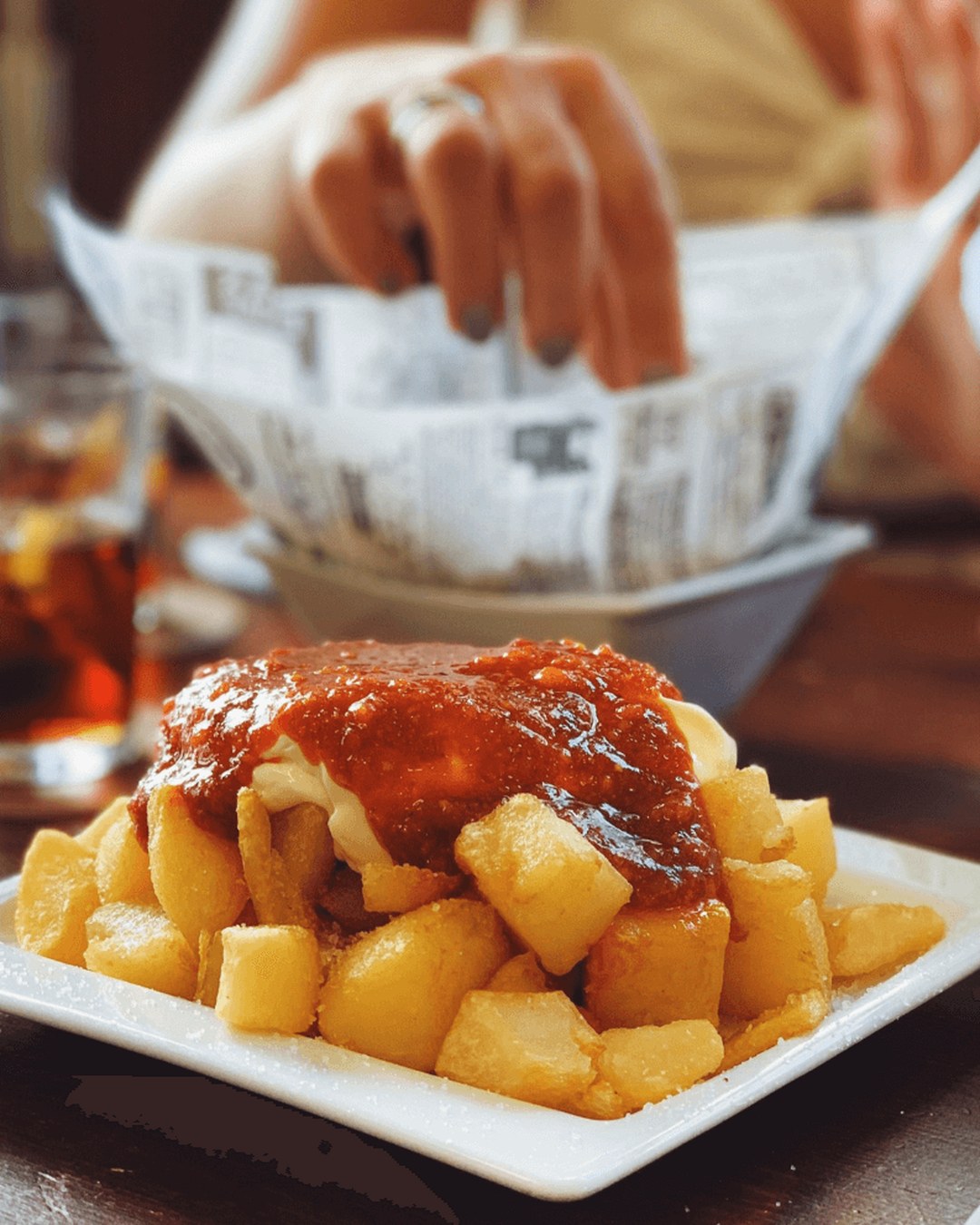 Patatas bravas con salsa piccante in un bar di tapas a Barcellona