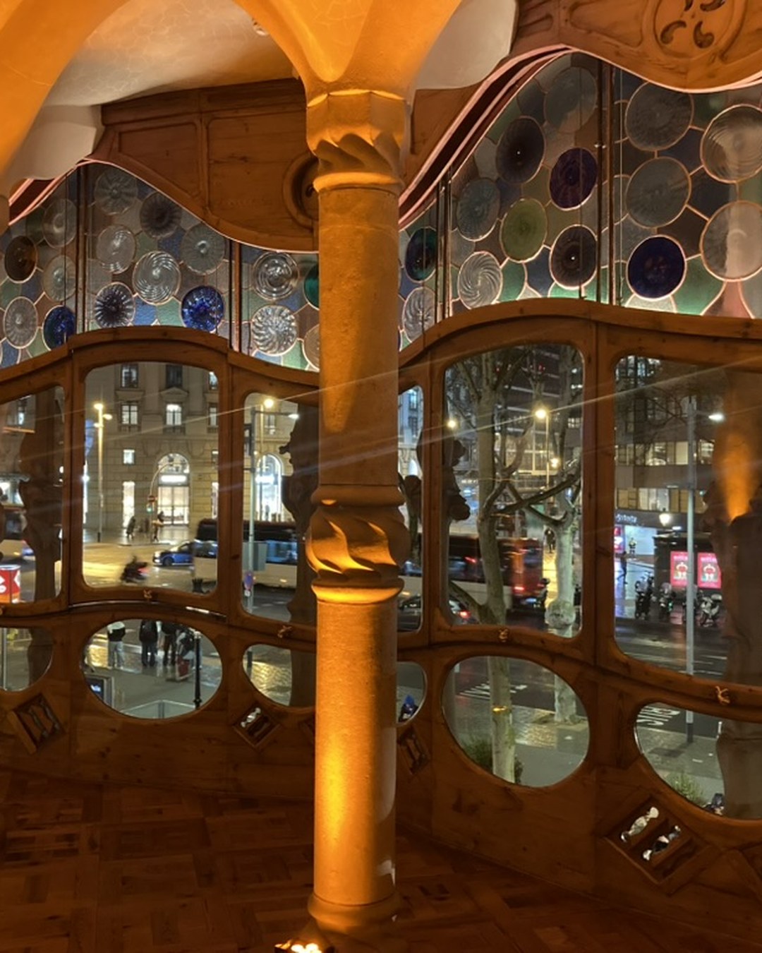 Interno di Casa Batlló di notte con le colonne illuminate e le vetrate
