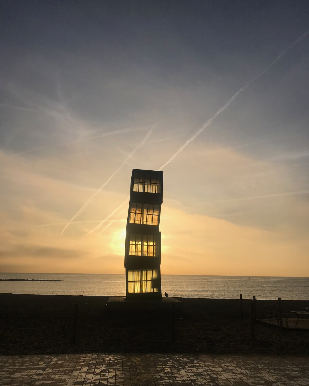 La scultura L’Estel Ferit di Rebecca Horn sulla spiaggia della Barceloneta al tramonto
