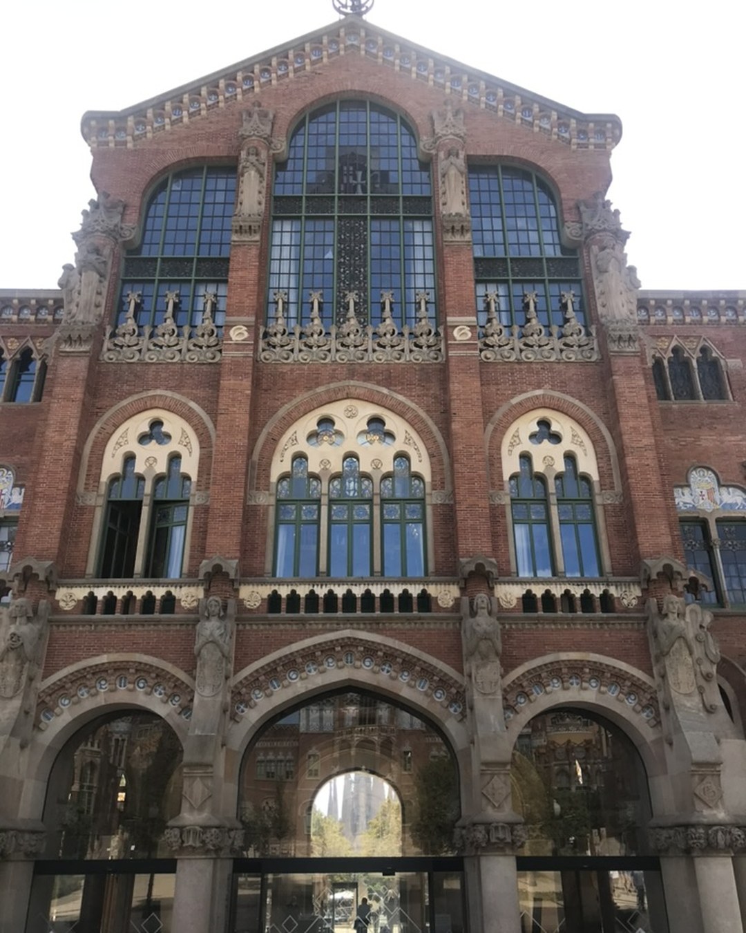 Facciata dell'Hospital de Sant Pau, capolavoro del modernismo catalano