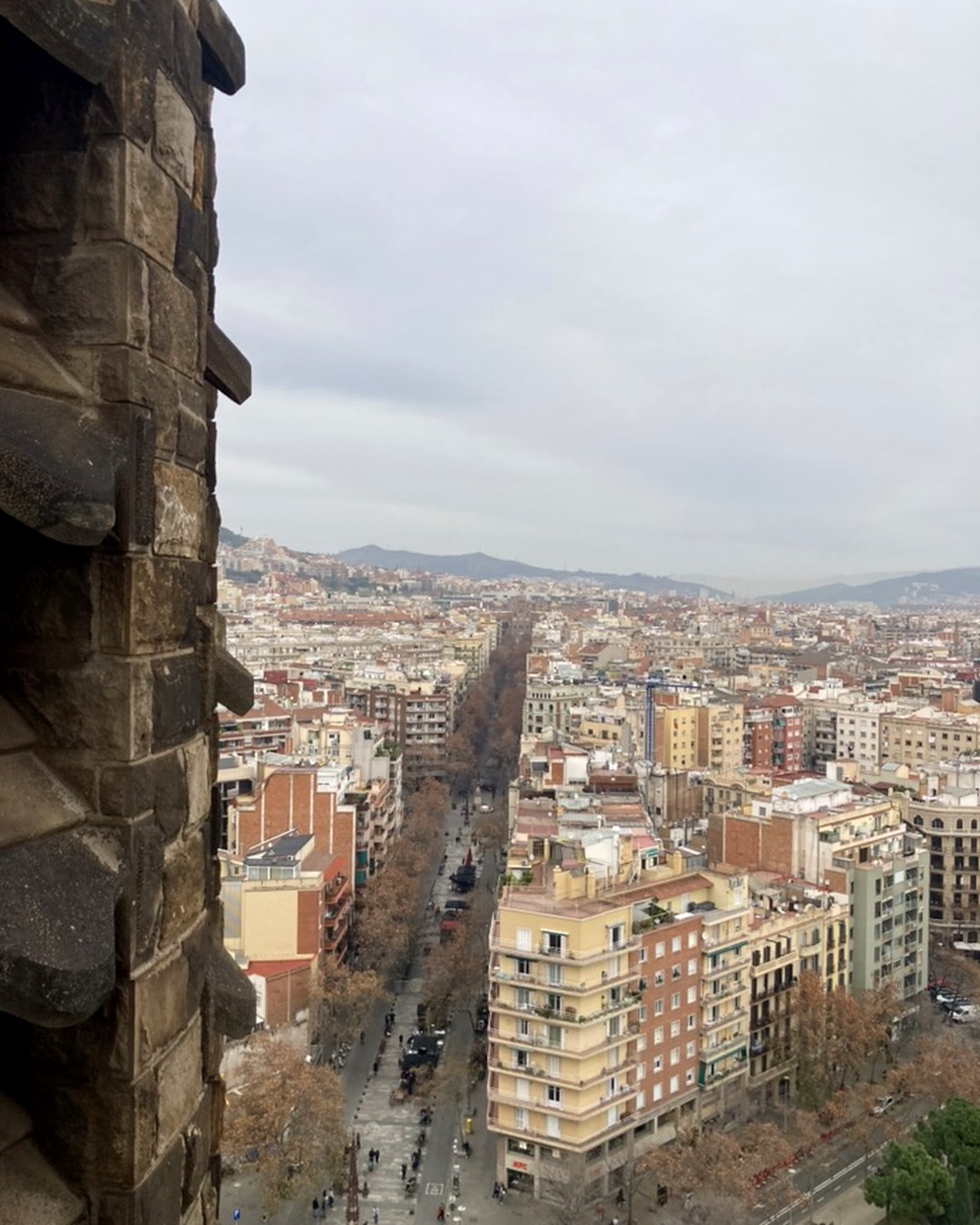 Vista panoramica di Barcellona dall'alto con le montagne sullo sfondo