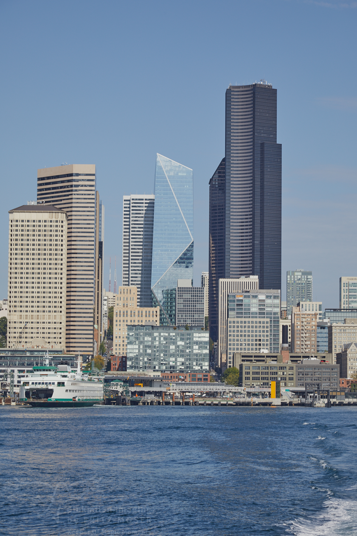 Teil der Seattle Sky Line beim Ablegen des Wassertaxi 