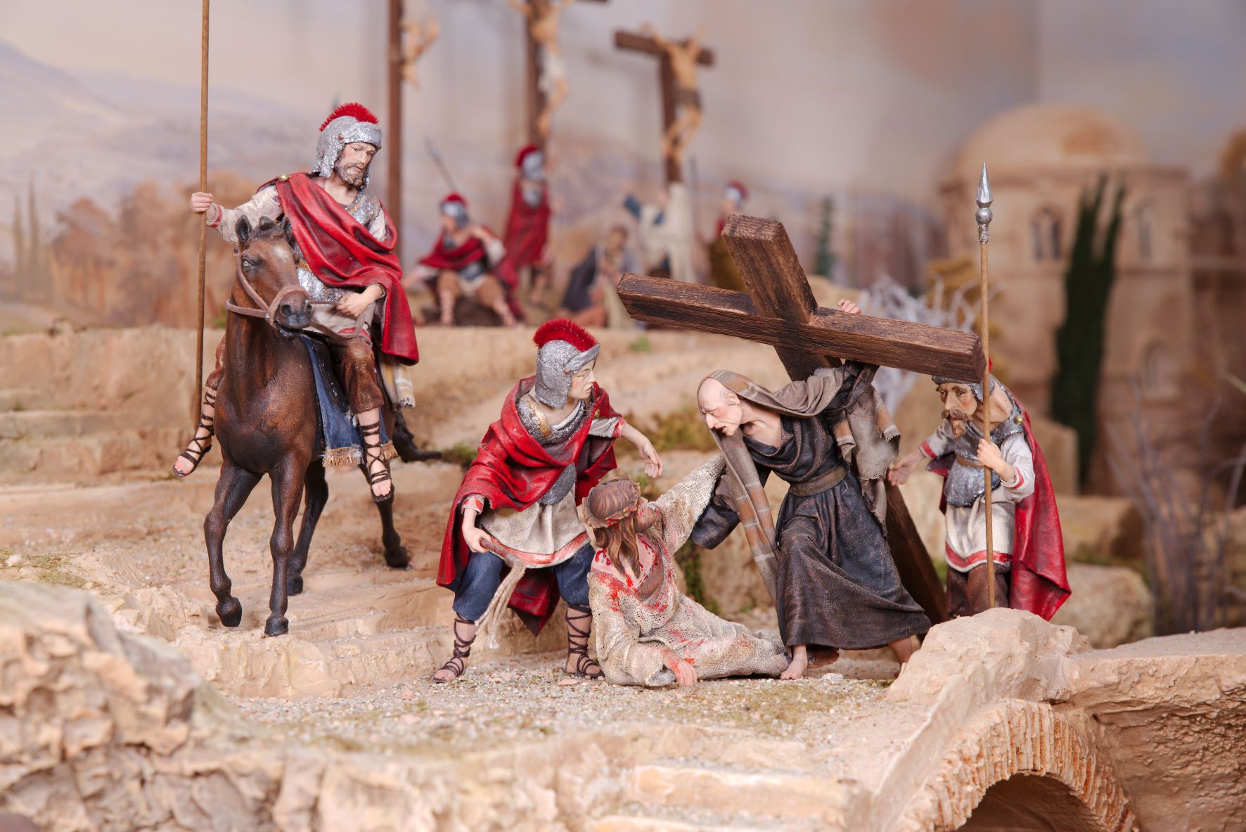 Simon hilft Jesus das Kreuz tragen - (c) Fastenkrippen Krippenakademie Imst-Tarrenz - Foto Hansjörg Hofer - Telfs