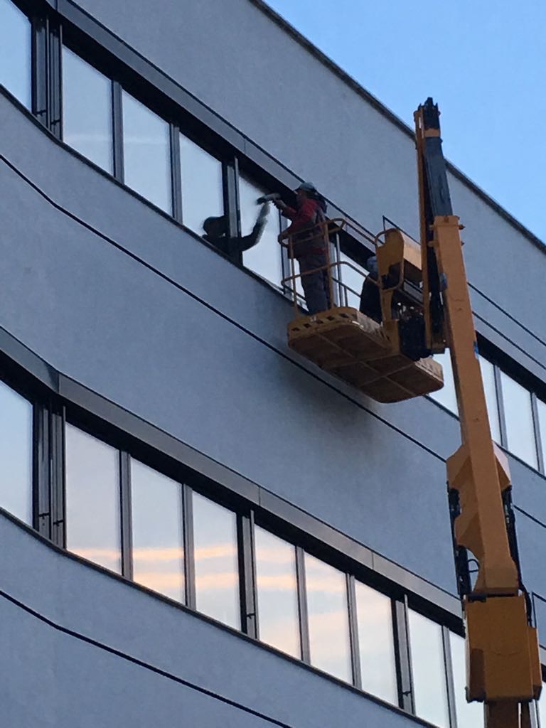 Glasfassadenreinigung mit Steiger