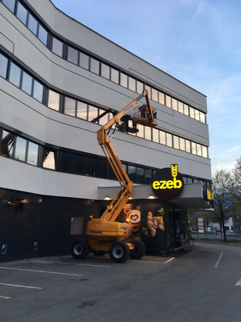 Glasfassadenreinigung mit Steiger