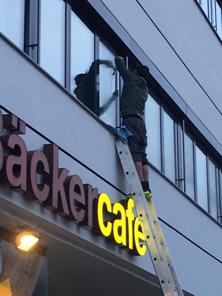 Glasfassadenreingung mit Leiter