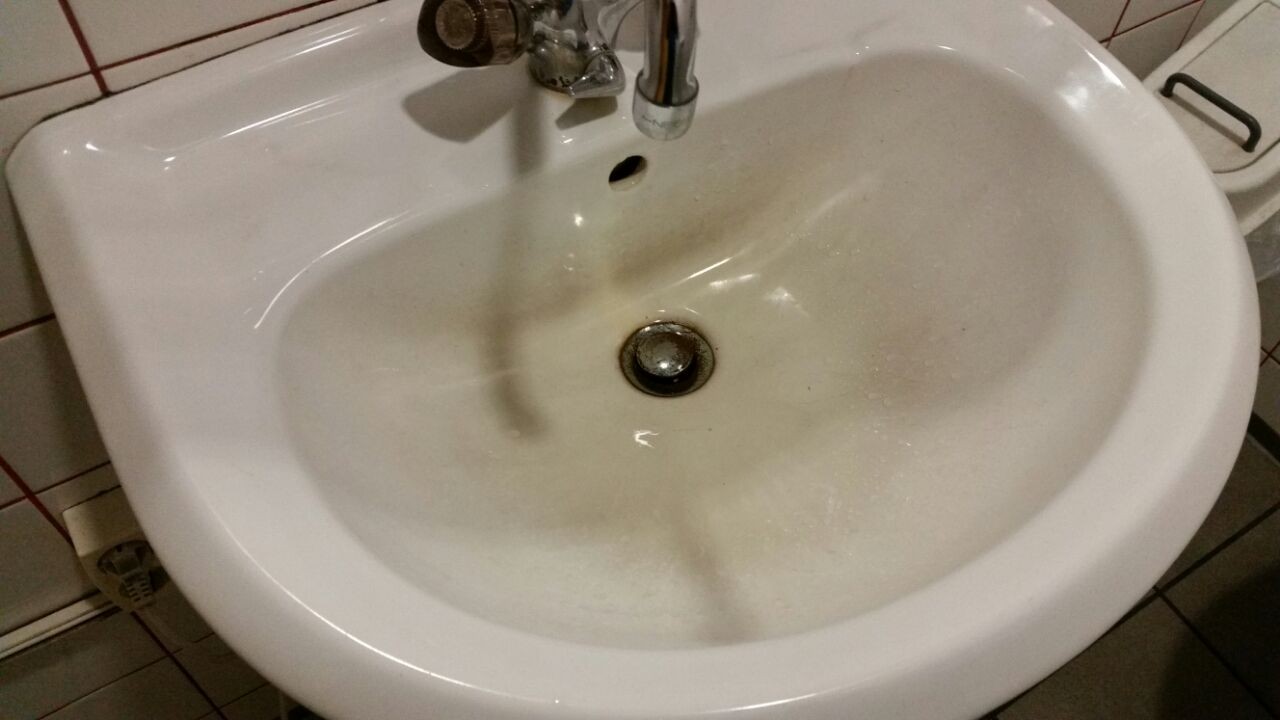 Waschbecken VOR der Intensivreinigung