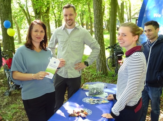 Foto v.l.n.r.: Anja Siegesmund (Thüringer Ministerin für Umwelt, Energie und Naturschutz; Bündnis 90/Die Grünen), Sebastian Lechner (Präsident Lions-Club Jena "Paradies)", Lisanne Koch und Giovanni Di Meo (Leos -Club Jena).