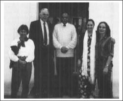 Besuch von Herrn Hobohm mit seiner Familie 1990 in der Berliner Moschee, in der Mitte der damalige Imam Saeed Ahmad Chaudhry