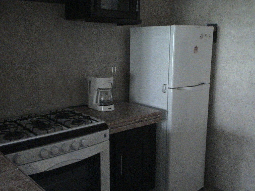 Cocina Equipada con Estufa, Refrigerador, Horno Microondas y accesorios.