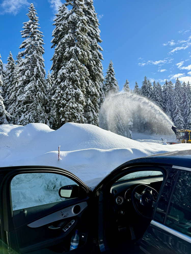 Herrliche Fahrt durch die tief verschneite Schweiz bei besten sonnigen Winterwetter …