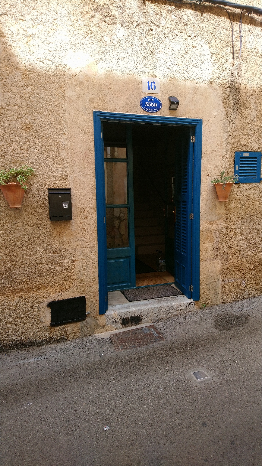 Eingang mit "Stolperstein" 