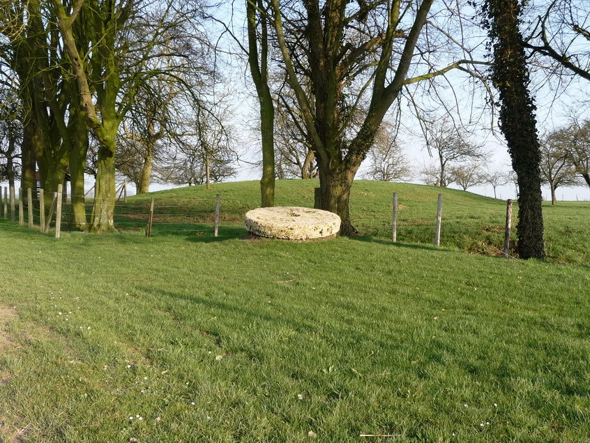 Les meules et la butte sur laquelle se trouvait le moulin<Moulin de Boubert<Mons-Boubert<Baie de Somme<Somme<Picardie