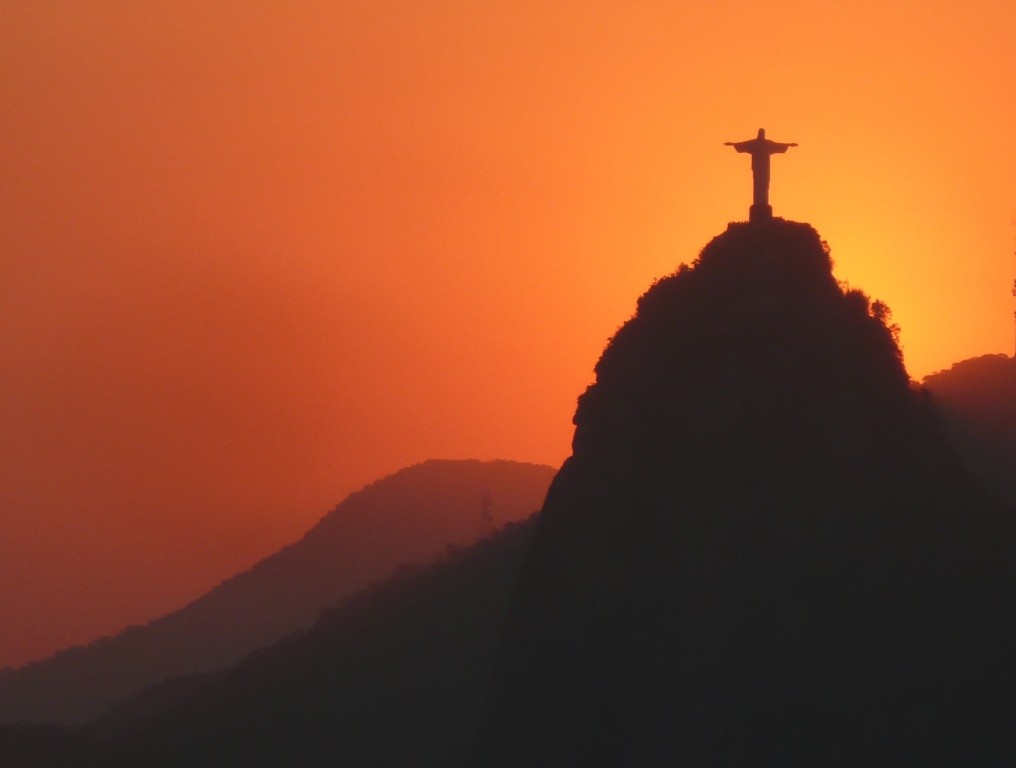 Sonnenuntergang auf dem Zuckerhut mit Blick auf den Corcovado mit meinem ehemaligen Schueler Robert M. am 1.10.2011