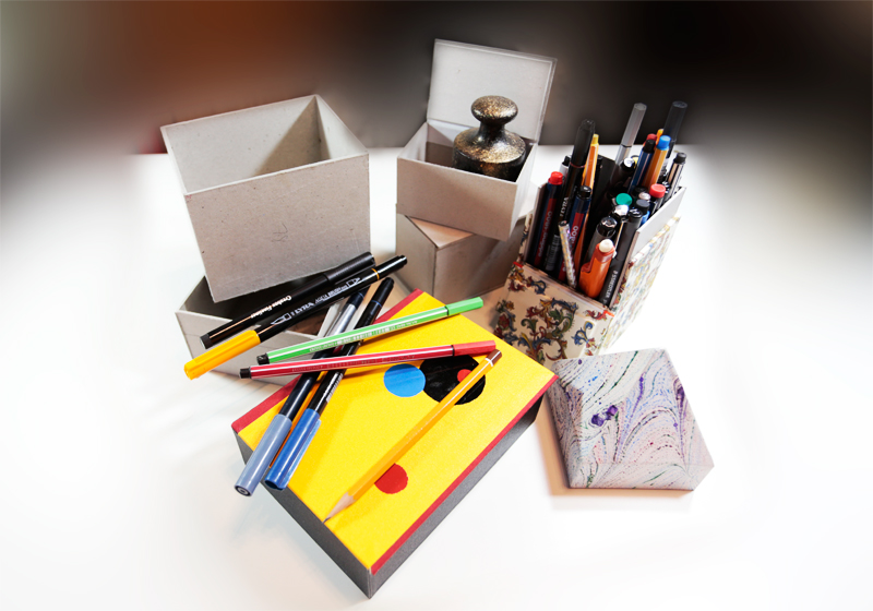 Grundform z.T. mit Deckel als Stiftebox oder Postkartenbox