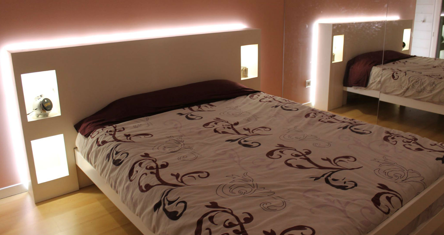 Fabrication d'un lit Adolescent en médium peint avec niches éclairé et LED à Oyonnax.