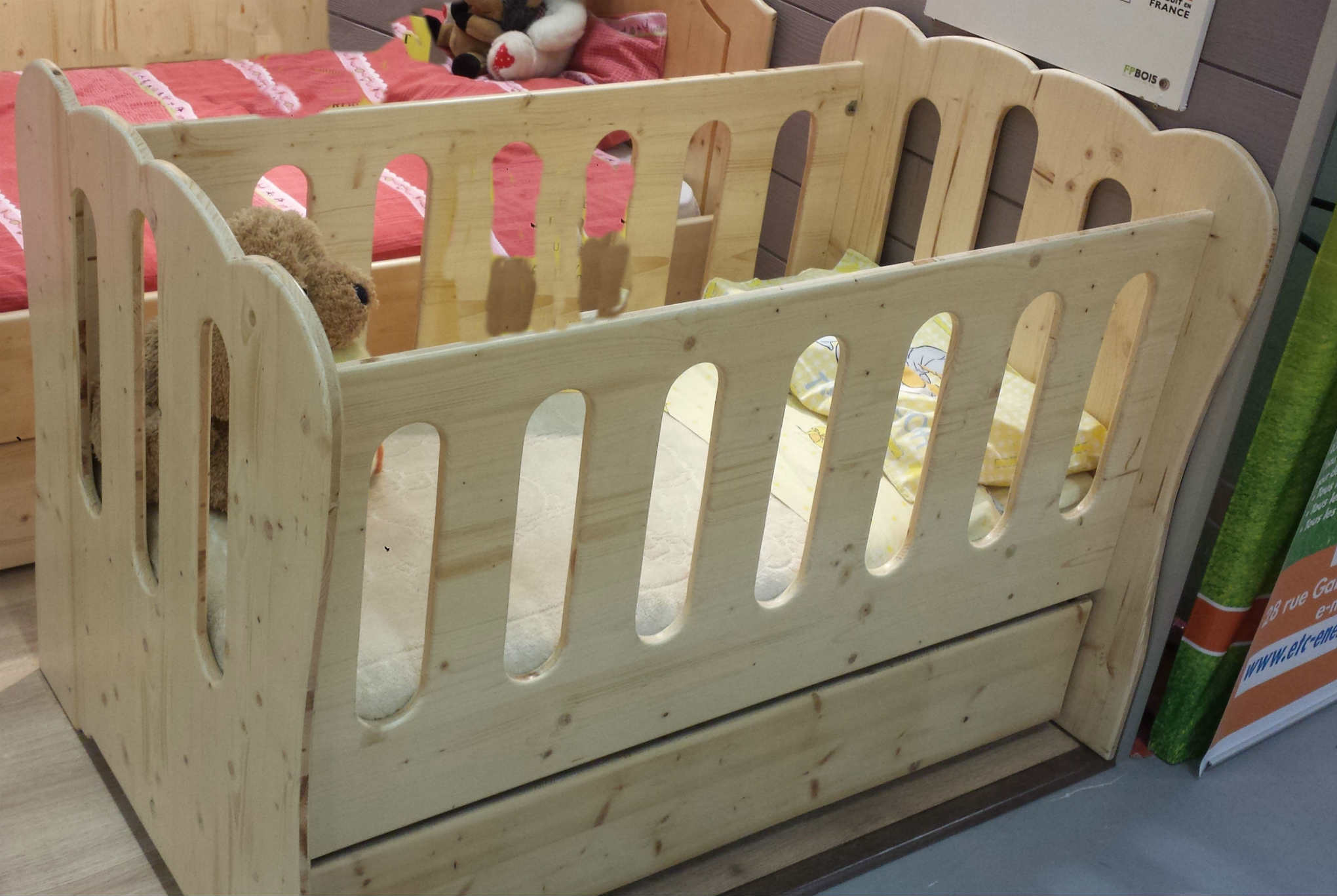 Lit bébé à bareaux avec grand tiroir sous le lit en sapin vernis à Oyonnax.