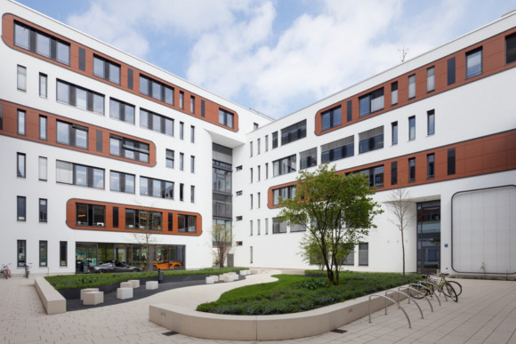 Fassadenanstrich von Bürogebäudekomplex in Weiß und Braun
