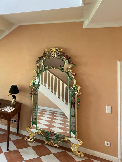 Wertvoller antiker Rokoko Spiegel nach der Restaurierung mit Blattgold un neuer farblicher Fassung in München