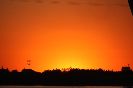 満州の夕陽は赤い 満州の夕陽が赤々と燃えていた。