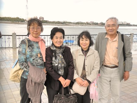 アムールを背に 城北病院関係者:看護師:井上節子、玄田かよ子 患者:吉本康子、宮岸清衛