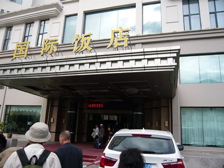 黒河国際飯店前の宮岸 前回来た時よりみすぼらしく見える。 周囲に立派な建物が沢山建ったせいか？
