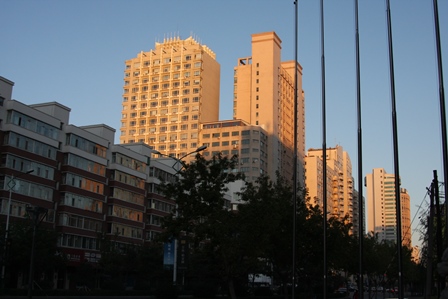 長春市のビルの夕暮れ 北の街長春の夕暮れは早く長いビル影が象徴だ。