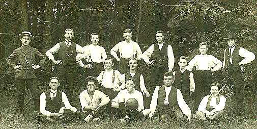 Stehend, von links: Theo Voßmeyer, Heinrich Mohrmann, Georg Kastens, Heinrich Warneken, unbekannt, Heinrich Bischoff, Hermann Ratjen;  Knieend, von links: Georg Mohrmann, Hermann Troue, Weseloh:  Sitzend von links: Willi Voßmeyer, unbekannt, Lehrer Fritz 