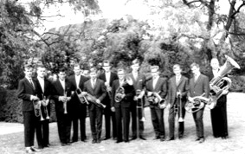 im Garten von Gasthaus Dörgeloh: Lothar Koldeweyh, Karl-Heinz Kiuntke, Hans Cohrs, Pastor Altevogt (Chorleiter), Reinhard Röhrbein, Heino Hemken, Walter Lutz, Jürgen Dunkhase, Gerhard Ahrlich, Gert Wetjen, Günter Dörgeloh, Alfred Müller 