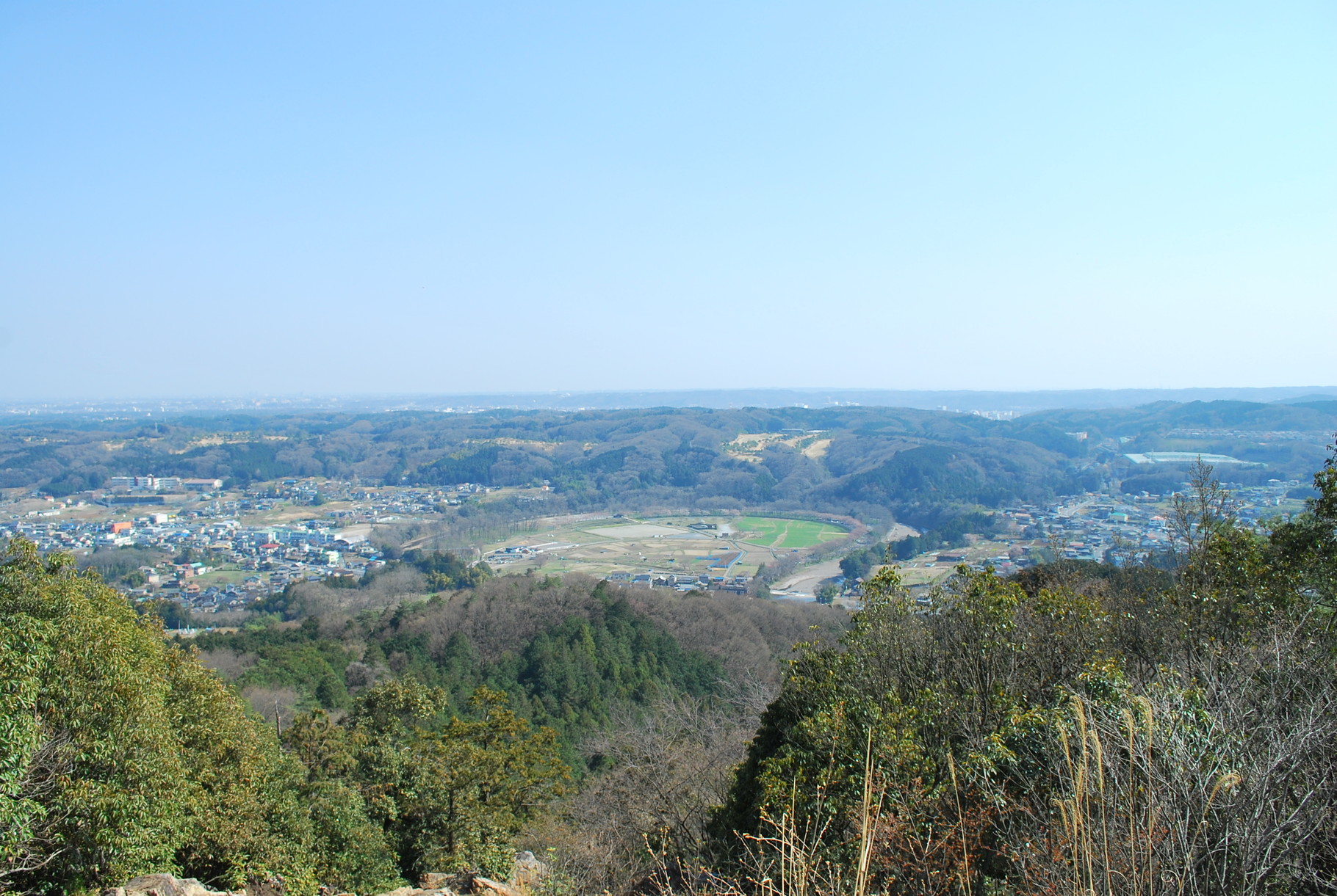 教会から徒歩圏内の日和田山からの景色。春には桜と菜の花、秋には曼珠沙華の巾着田が見えます。富士山もスカイツリーも見えます。