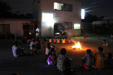 夏の小学生対象、ハローチャーチハートフルキャンプ。キャンプファイヤー、山登り、水遊び、ゲームなどなど盛りだくさん。