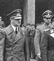 Dr. Karl Brandt (1994-1948) im Jahr 1941, rechts neben Hitler, Hitlers Beauftragter für die Tötungen der Aktion T4,Bild: (Ausschnitt): Bundesarchiv, Bild 183-H0422-0502-001 / CC-BY-SA