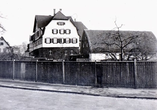 Das frühere Zufluchtshaus in Oberensingen (heute: Tagesklinik im Schlössle). 1914 konnte ein großzügiger Neubau eingeweiht werden. Links das Kutscherhäuschen. - Foto: Privatarchiv Werner Föhl, Oberens