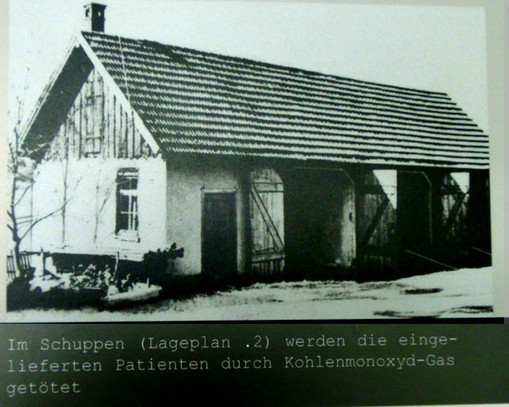 Der Schuppen in Grafeneck, in dem die "Euthanasie"-Opfer vergast wurden. Foto: Anne Schaude, Motiv aus der Ausstellung in Grafeneck