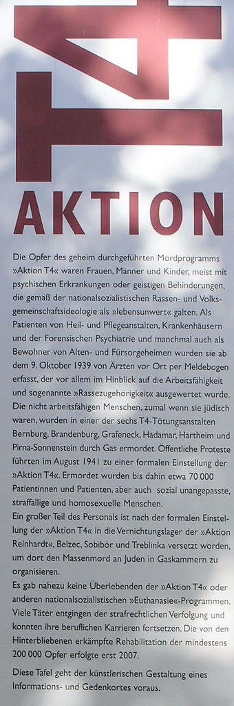 Ausschnitt aus der Gedenkstele in der Tiergartenstraße 4 (T4) in Berlin, Foto: OTFW, Berlin, Wikimedia Commons, Lizenz: Attribution-ShareAlike 3.0 Unported   