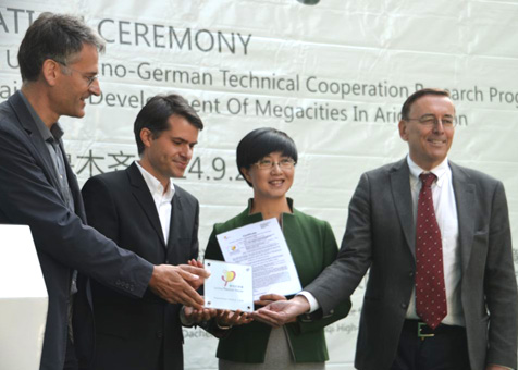 Xingfubao Passivhaus Urumqi: Das Kernteam bei der Eröffnung
