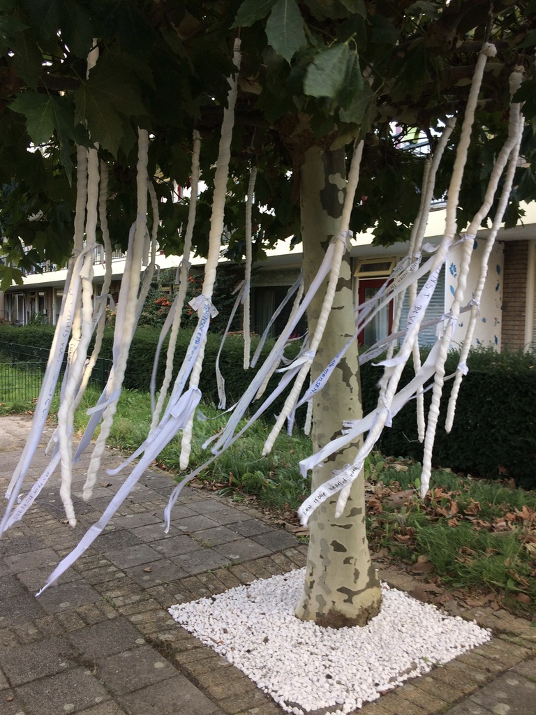 Circle of intentions, resultaat opgehangen in de boom (4)