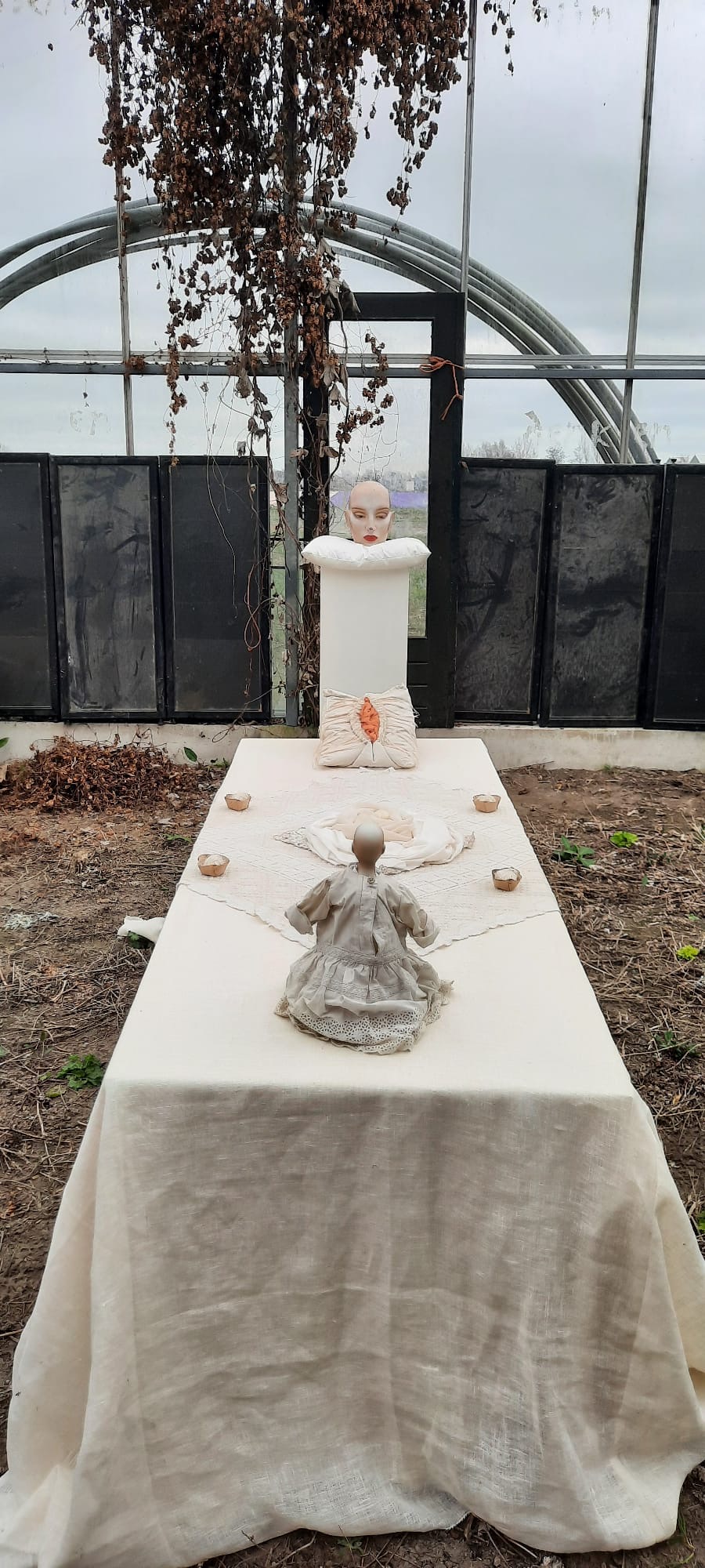 Protecting the Holy marriage (geheel).Fotografie Yori Ettema