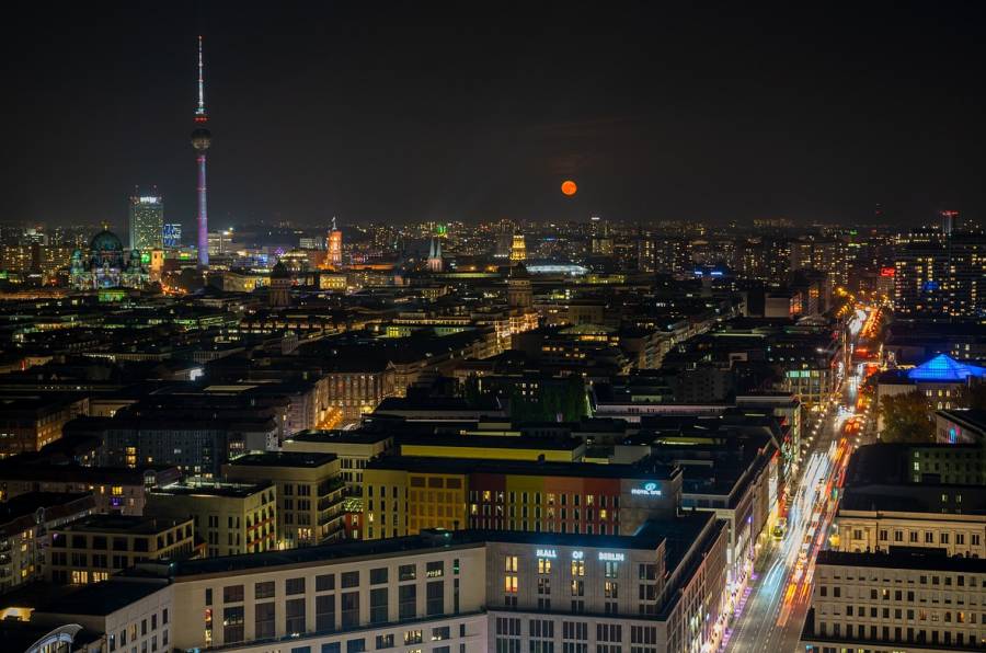 Die Lichter der Metropolen haben offenbar etwas von ihrem Glanz verloren – hier die Lichter Berlins bei Nacht. (Symbolbild: Achim Scholty)