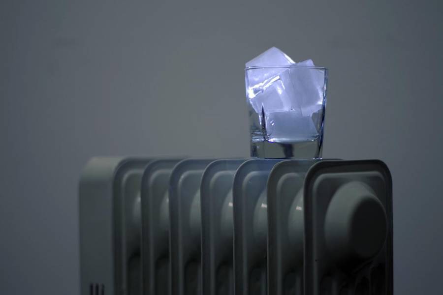 Ein Glas mit Eiswürfeln auf einem Radiator. (Symbolbild: Henryk Niestrój)