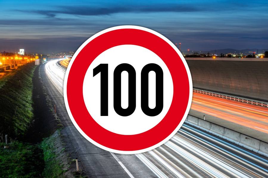 Verkehrsschild "100 km/h Höchstgeschwindigkeit" mit einer Autobahn im Hintergrund (Symbolbild: Felix Müller)