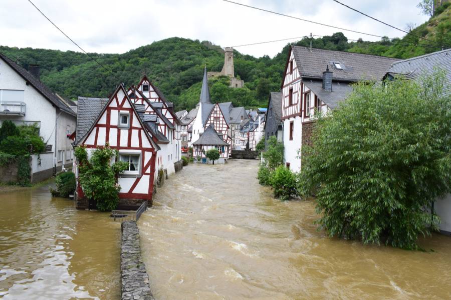 Das überflutete Dorfzentrum von Monreal in der Eifel während des Elz-Hochwassers. Aufgenommen am 15 Juli 2021. (Beispielbild: iStock/Markus Volk)