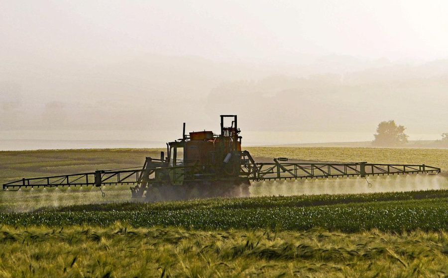 Landwirt beim Ausbringen von Pestiziden. (Symbolbild: Erich Westendarp)