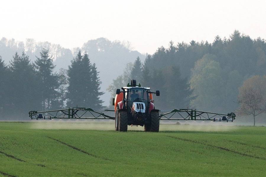 Landwirt beim Ausbringen von Pflanzenschutzmitteln mit dem Traktor. (Symbolbild: Franz W.)