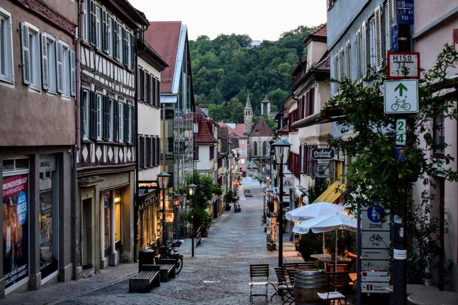 Schmale Gasse mit kleinen Geschäften. (Symbolbild: Isa Marinescu)