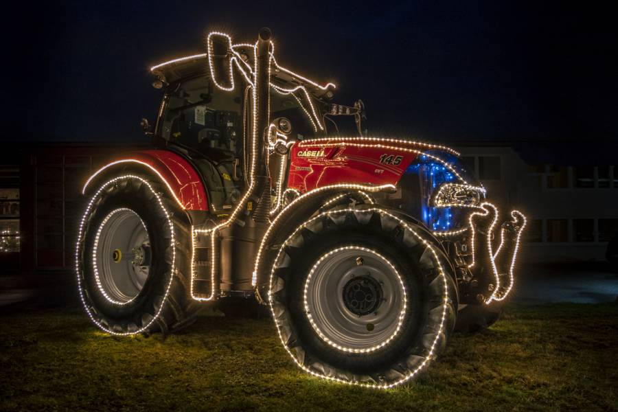 Traktor zur Weihnachtszeit mit Lichterketten geschmückt. (Beispielbild: iStock/pwmotion)