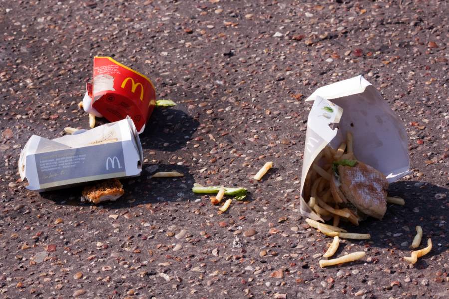 Halb aufgegessen und einfach weggeworfen. Einwegverpackungen von McDonald`s. (Symbolbild: iStock/softstuffcreative)