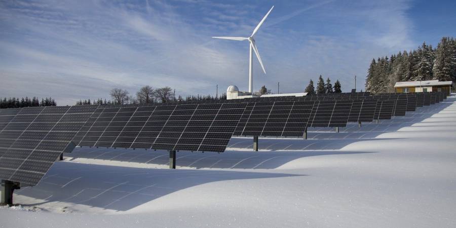 Photovoltaikanlage und Windrad in verschneiter Landschaft (Symbolbild: adege)