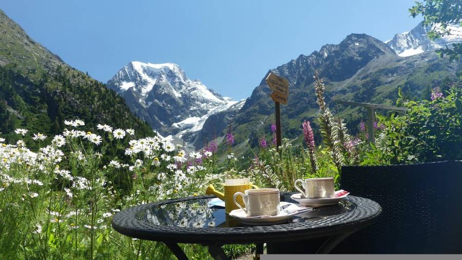 Zwei Kaffeegedecke vor malerischer Bergkulisse (Symbolbild: Anne-Ed C.)