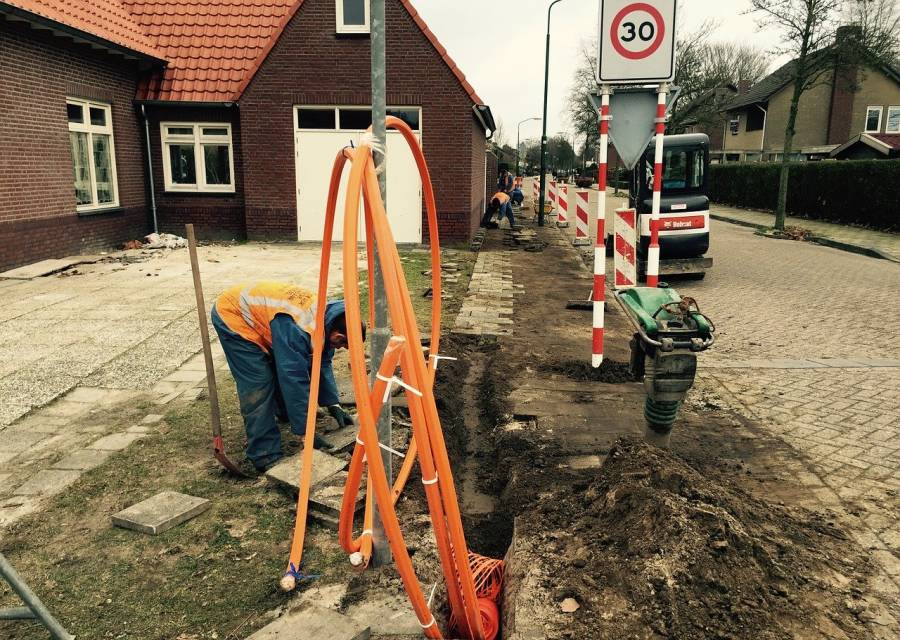 Arbeiter verlegen Glasfaserkabel in einem Dorf. (Symbolbild: Anne Verschraagen)